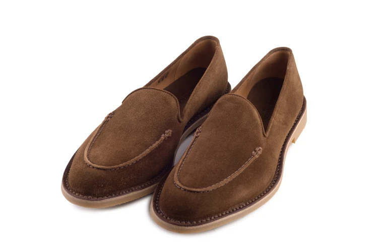 Loafersy Carlos Santos mokasyny zamszowe na gumowej podeszwie kolor brązowy.