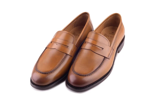 skórzane jasne buty wsuwane